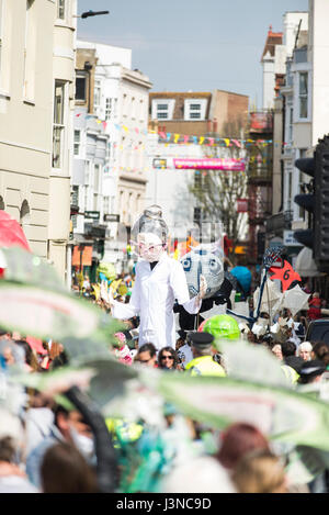 Brighton, Inghilterra, Regno Unito. 06 Maggio, 2017. Brighton, East Sussex. Il 6 maggio 2017. Brighton Il Festival di Maggio 2017 si apre con un sole luminoso e l'annuale e tradizionale bambini's Parade, una colorata e corteo musicale che è uno dei più grandi del suo genere con oltre 5000 partecipanti provenienti da più di 80 scuole. Quest anno il tema è "la poesia in Motion' per coincidere con 2017's valutazione direzione del festival dal poeta e parola artista Kate tempesta. Credito: Francesca Moore/Alamy Live News Foto Stock