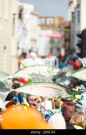Brighton, Inghilterra, Regno Unito. 06 Maggio, 2017. Brighton, East Sussex. Il 6 maggio 2017. Brighton Il Festival di Maggio 2017 si apre con un sole luminoso e l'annuale e tradizionale bambini's Parade, una colorata e corteo musicale che è uno dei più grandi del suo genere con oltre 5000 partecipanti provenienti da più di 80 scuole. Quest anno il tema è "la poesia in Motion' per coincidere con 2017's valutazione direzione del festival dal poeta e parola artista Kate tempesta. Credito: Francesca Moore/Alamy Live News Foto Stock