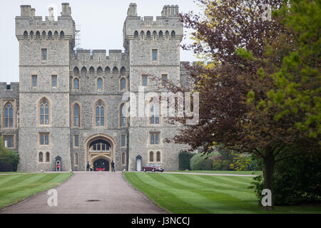 Windsor, Regno Unito. Il 6 maggio, 2017. Una processione di 250 vintage Jaguar cars fa il suo modo attraverso il castello di Windsor durante il Royal Windsor Jaguar Festival in aiuto del principe Filippo Trust Fund per il Royal Borough of Windsor e Maidenhead. Il festival è stato il più grande raduno di Jaguar automobili mai visto nel Regno Unito. Credito: Mark Kerrison/Alamy Live News Foto Stock