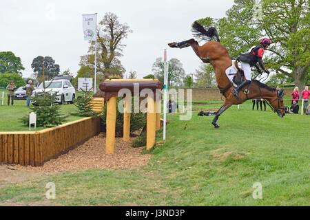 Sequenza fotografica di una spettacolare caduta a Keepers Question Fence 3 al Mitsubishi Motors Badminton Horse Trials 2017 con Topwood Beau ( no 43) con il pilota inglese Emily Gilruth (GBR ) che prende un tumble. Horse non è apparso male, ma la signora Gilruth, che è la sorella del deputato conservatore Matt Hancocks, è stata concusa e portata via su una barella da uomini di ambulanza. Foto Stock