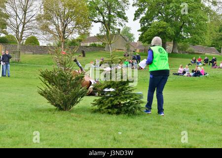 Sequenza fotografica di una spettacolare caduta a Keepers Question Fence 3 al Mitsubishi Motors Badminton Horse Trials 2017 con Topwood Beau ( no 43) con il pilota inglese Emily Gilruth (GBR ) che prende un tumble. Horse non è apparso male, ma la signora Gilruth, che è la sorella del deputato conservatore Matt Hancocks, è stata concusa e portata via su una barella da uomini di ambulanza. Foto Stock