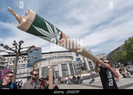 Stuttgart, Germania. 06 Maggio, 2017. dpatop - un partecipante a una manifestazione a favore della legalizzazione della cannabis contiene un sovradimensionamento giunto a Stoccarda, Germania, 06 maggio 2017. Foto: Daniel Maurer/dpa/Alamy Live News Foto Stock