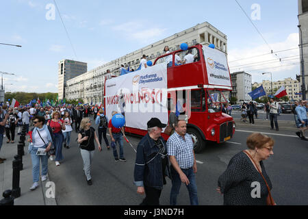 Polonia - Varsavia, 6 maggio, 2017: Marzo della libertà tenutasi a Varsavia per protestare contro il governo. I partiti di opposizione "Nowoczesna', Platforma Obywatelska", il "Comitato per la difesa della democrazia" (KOD) e vari gruppi di attivisti ha incontrato la dimostrazione. ©Madeleine Ratz/Alamy Live News Foto Stock