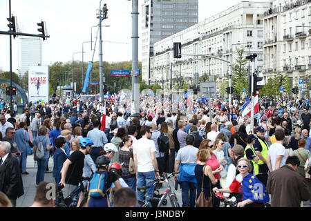 Polonia - Varsavia, 6 maggio, 2017: dimostrazione di massa 'Marco di liberta' mossa attraverso Varsavia, organizzato da diversi partiti di opposizione (Nowoczesna, Platforma Obywatelska) e le ONG. ©Jake Ratz/Alamy Live News Foto Stock