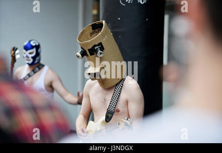 Brighton, Regno Unito. Il 6 maggio, 2017. Gorillabot mascherato una rock band di eseguire in North Street Brighton come parte del Brighton Festival Fringe eventi in città oggi Credito: Simon Dack/Alamy Live News Foto Stock