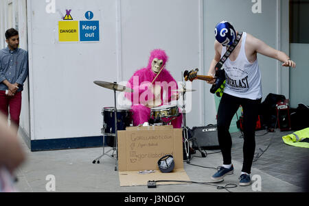 Brighton, Regno Unito. Il 6 maggio, 2017. Gorillabot mascherato una rock band di eseguire in North Street Brighton come parte del Brighton Festival Fringe eventi in città oggi Credito: Simon Dack/Alamy Live News Foto Stock