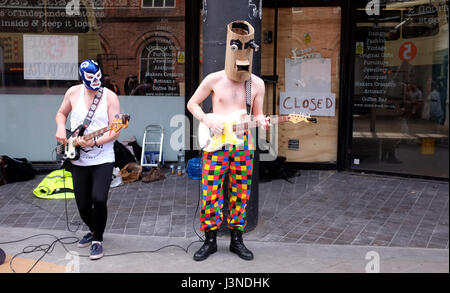 Brighton, Regno Unito. Il 6 maggio, 2017. Gorillabot mascherato una rock band di eseguire in North Street Brighton come parte del Brighton Festival Fringe eventi in città oggi Credito: Simon Dack/Alamy Live News Foto Stock