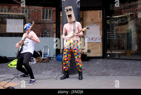 Brighton, Regno Unito. Il 6 maggio, 2017. Gorillabot mascherato una rock band di eseguire in North Street Brighton come parte del Brighton Festival Fringe eventi in città oggi Credito: Simon Dack/Alamy Live News Foto Stock