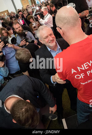 Leicester, Regno Unito. Il 6 maggio 2017. Jeremy Corbyn, leader del partito laburista, durante la campagna elettorale parlando in un rally a Leicester Tigers, Welford Road Stadium, Aylestone Road, Leicester, Regno Unito. In seguito il locale e mayoral elezioni. Credito: Alan Keith Beastall/Alamy Live News Foto Stock