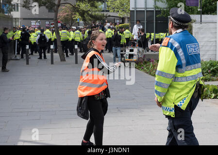 Croydon, Londra, Regno Unito. Il 6 maggio 2017. Con il pulsante destro del gruppo ala sud est Alliance terrà un anti-immigrati e anti-Islam protestare fuori casa lunare nella zona londinese di Croydon. Tafferugli scoppiata tra il contatore-manifestanti e forze di polizia, ci sono stati molti arresti. Credito: Peter Manning / Alamy Live News Foto Stock