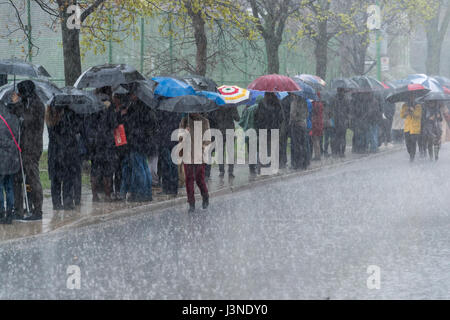 Montreal, CA - 6 Maggio 2017: i cittadini francesi in Montreal sono fodera fino al College Stanislas per il loro voto per il secondo round del 2017 elezioni presidenziali. Credito: Marc Bruxelle/Alamy Live News Foto Stock