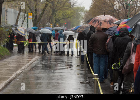 Montreal, CA - 6 Maggio 2017: i cittadini francesi in Montreal sono fodera fino al College Stanislas per il loro voto per il secondo round del 2017 elezioni presidenziali. Credito: Marc Bruxelle/Alamy Live News Foto Stock