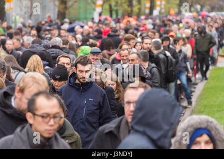 Montreal, CA - 6 Maggio 2017: i cittadini francesi in Montreal sono fodera fino al College Stanislas per il loro voto per il secondo round del 2017 elezioni presidenziali. Credito: Marc Bruxelle/Alamy Live News Foto Stock