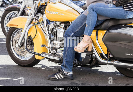 Equitazione donna pillion, passeggero sulla Harley Davidson Moto. Foto Stock