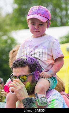 Weymouth Dorset, Regno Unito. Il 6 maggio, 2017. Weldmar's Colour Run avviene a Weymouth per raccogliere fondi per la carità. Le famiglie partecipano alla manifestazione e divertirsi era ricoperto in Colorati luminosamente vernice in polvere. Credito: Carolyn Jenkins/Alamy Live News Foto Stock