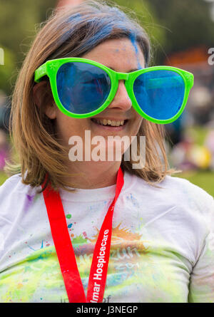 Weymouth Dorset, Regno Unito. Il 6 maggio, 2017. Weldmar's Colour Run avviene a Weymouth per raccogliere fondi per la carità. Le famiglie partecipano alla manifestazione e divertirsi era ricoperto in Colorati luminosamente vernice in polvere. Credito: Carolyn Jenkins/Alamy Live News Foto Stock