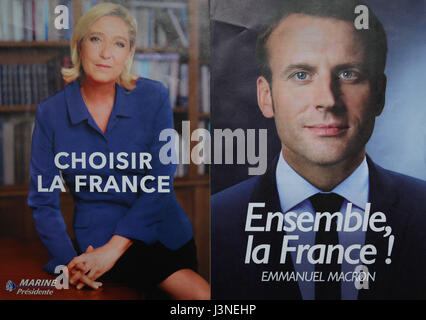 Parigi, Francia. 06 Maggio, 2017. Mostra la campagna ufficiale manifesti di candidati alle elezioni presidenziali, il Fronte nazionale francese (FN) partito politico leader, Marine Le Pen (L) e Presidente del movimento politico "En marche !" (in poi !) Emmanuel Macron (R) del 06 maggio 2017 a Parigi, Francia. Il francese torna alle urne per il secondo turno di domani il 7 maggio 2017 per eleggere il loro prossimo presidente. Credito: VWPics/Alamy Live News Foto Stock