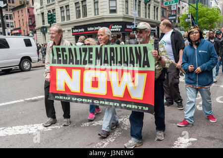 New York, Stati Uniti d'America. 06 Maggio, 2017. Sostenitori della legalizzazione della marijuana marzo a New York Sabato, 6 maggio 2017 all'annuale NYC Cannabis Parade. Il marzo comprendeva una vasta gamma di dati demografici da millennial al vecchio tempo di hippies. I partecipanti alla parata sta chiamando per la legalizzazione della marijuana per il trattamento medico e per usi ricreativi. ( © Richard B. Levine) Credito: Richard Levine/Alamy Live News Foto Stock