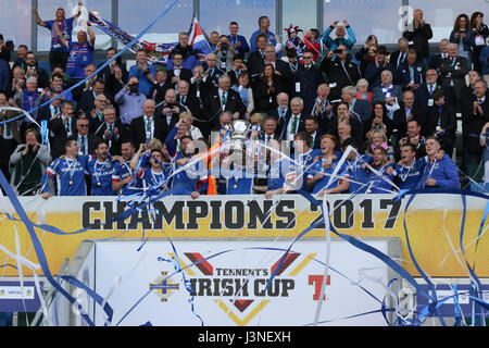 Stadio Nazionale al Windsor Park di Belfast, Irlanda del Nord. 06 Maggio, 2017. Linfield - 2017 Tennents Irish i vincitori della coppa. Credito: David Hunter/Alamy Live News Foto Stock