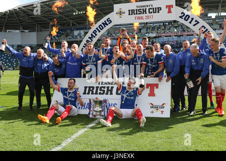 Stadio Nazionale al Windsor Park di Belfast, Irlanda del Nord. 06 Maggio, 2017. Linfield - 2017 Tennents Irish i vincitori della coppa. Credito: David Hunter/Alamy Live News Foto Stock