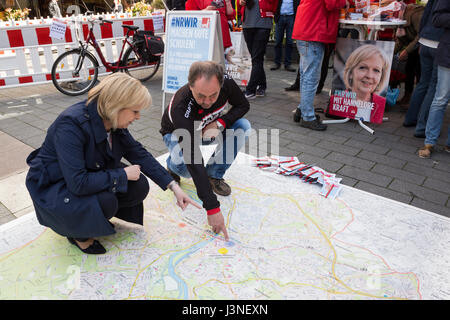 Mülheim-Ruhr, Germania. Il 6 maggio 2017. Hannelore Kraft, primo ministro del Land Renania settentrionale-Vestfalia, campagne elettorali per il Parlamento europeo del Landtag della Renania settentrionale-Vestfalia nella città di cenre Mulheim an der Ruhr. Foto: immagini vibranti/Alamy Live News Foto Stock