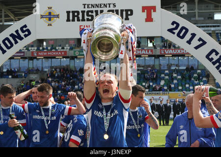 Stadio Nazionale al Windsor Park di Belfast, Irlanda del Nord. 06 Maggio, 2017. Linfield - 2017 Tennents Irish i vincitori della coppa. Credito: David Hunter/Alamy Live News Foto Stock