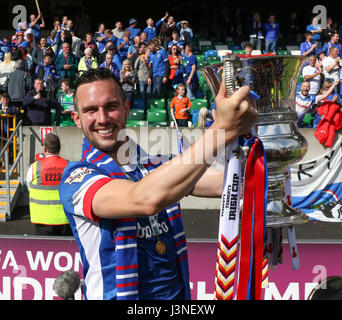 Stadio Nazionale al Windsor Park di Belfast, Irlanda del Nord. 06 Maggio, 2017. LInfield hat-trick hero Andrew Waterworth con la Coppa irlandese. Credito: David Hunter/Alamy Live News Foto Stock