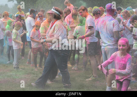 Weymouth Dorset, Regno Unito. Il 6 maggio, 2017. Weldmar's Colour Run avviene a Weymouth per raccogliere fondi per la carità. Le famiglie partecipano alla manifestazione e divertirsi era ricoperto in Colorati luminosamente vernice in polvere. Credito: Carolyn Jenkins/Alamy Live News Foto Stock