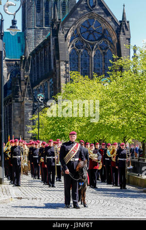 Glasgow, Scotland, Regno Unito. Il 6 maggio, 2017. Per commemorare il settantesimo anniversario della formazione del XV (scozzese volontario) battaglione del reggimento paracadutisti, tardi noto come '4 Para', un servizio si è tenuto presso la cattedrale di Glasgow folllowed da una marcia attraverso la città, guidato da paracadute reggimenti mascotte, un pony Shetland chiamato Pegasus. Il marzo finito in George Square dove c come un marzo passato e salutate seguita da un indirizzo dal colonnello Lt Pat Conn OBE. Credito: Findlay/Alamy Live News Foto Stock