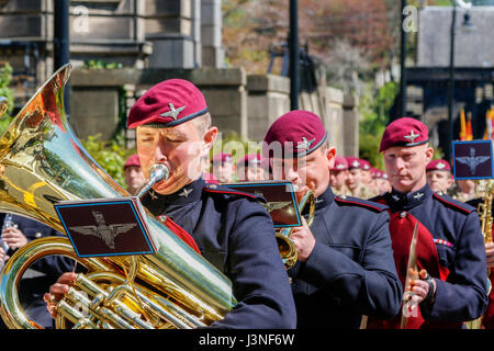 Glasgow, Scotland, Regno Unito. Il 6 maggio, 2017. Per commemorare il settantesimo anniversario della formazione del XV (scozzese volontario) battaglione del reggimento paracadutisti, tardi noto come '4 Para', un servizio si è tenuto presso la cattedrale di Glasgow folllowed da una marcia attraverso la città, guidato da paracadute reggimenti mascotte, un pony Shetland chiamato Pegasus. Il marzo finito in George Square dove c come un marzo passato e salutate seguita da un indirizzo dal colonnello Lt Pat Conn OBE. Credito: Findlay/Alamy Live News Foto Stock