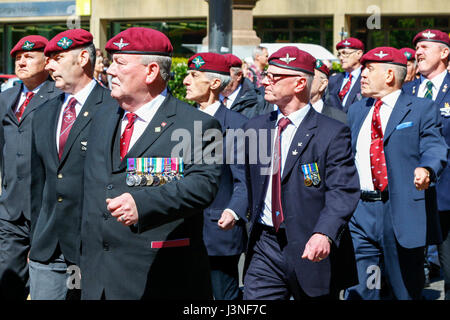 Glasgow, Scotland, Regno Unito. Il 6 maggio, 2017. Per commemorare il settantesimo anniversario della formazione del XV (scozzese volontario) battaglione del reggimento paracadutisti, tardi noto come '4 Para', un servizio si è tenuto presso la cattedrale di Glasgow seguita da una marcia attraverso la città, guidato da paracadute reggimenti mascotte, un pony Shetland chiamato Pegasus. Il marzo finito in George Square dove c come un marzo passato e salutate seguita da un indirizzo dal colonnello Lt Pat Conn OBE. Credito: Findlay/Alamy Live News Foto Stock