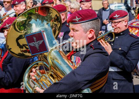 Glasgow, Scotland, Regno Unito. Il 6 maggio, 2017. Per commemorare il settantesimo anniversario della formazione del XV (scozzese volontario) battaglione del reggimento paracadutisti, tardi noto come '4 Para', un servizio si è tenuto presso la cattedrale di Glasgow seguita da una marcia attraverso la città, guidato da paracadute reggimenti mascotte, un pony Shetland chiamato Pegasus. Il marzo finito in George Square dove c come un marzo passato e salutate seguita da un indirizzo dal colonnello Lt Pat Conn OBE. Credito: Findlay/Alamy Live News Foto Stock