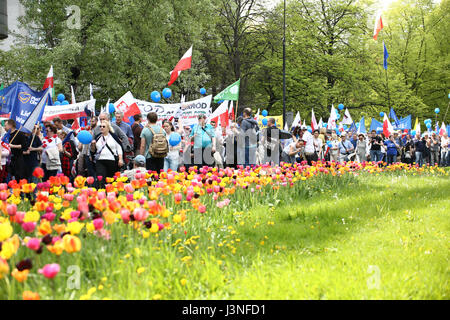 Polonia - Varsavia, 6 maggio, 2017: dimostrazione di massa 'Marco di liberta' mossa attraverso Varsavia, organizzato da diversi partiti di opposizione (Nowoczesna, Platforma Obywatelska) e le ONG. ©Jake Ratz/Alamy Live News Foto Stock