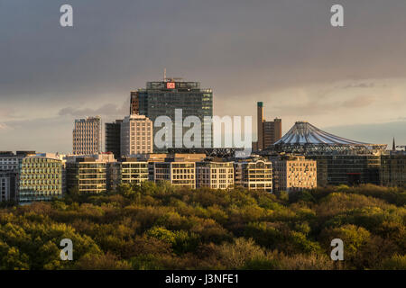Berlino, Germania. Xix Apr, 2017. La Deutsche Bahn Torre (C) e il Sony Center (R) nonché gli edifici che circondano la piazza Potsdamer Platz (lit. Potsdam Square) illuminato dalla luce del sole al tramonto a Berlino, Germania, 19 aprile 2017. Foto: Paolo Zinken/dpa/Alamy Live News Foto Stock