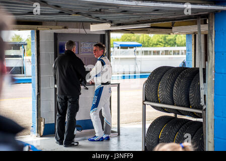 Hampshire, Regno Unito. Il 6 maggio, 2017. Thruxton circuito di gara e centro Motorsport, Andover, Hampshire, Regno Unito. Il 6 maggio 2016. Nel paddock a Dunlop MSA British Touring Car Championship. Tutte le vetture gara di oggi con il #BillyWhizz targhe e livrea a sostegno di Billy monger che ha sofferto di cambiare la vita delle lesioni a Donington Park di un paio di settimane fa durante un F4 (Formula 4) campionato britannico di gara. © sarà Bailey / Alamy Live News Foto Stock