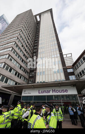 Londra, Regno Unito. Il 6 maggio, 2017. Di estrema destra movimento Sud Est alleanza anti-immigrazione protestare fuori casa lunare la sede del Regno Unito di visti e di immigrazione. © Guy Corbishley/Alamy Live News Foto Stock