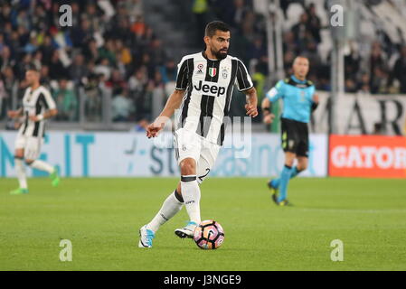 Torino, Italia. Il 6 maggio, 2017. Tomas Rincon (Juventus FC) in azione durante la serie di una partita di calcio tra Juventus e Torino FC a Juventus Stadium del 06 maggio 2017 a Torino, Italia. Credito: Massimiliano Ferraro/Alamy Live News Foto Stock