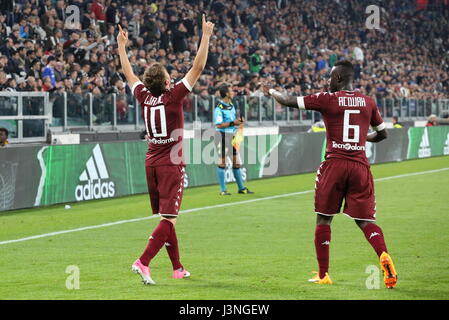 Torino, Italia. Il 6 maggio, 2017. Adem Ljajic (sinistra) festeggia con Afriyie Acquah (destra) dopo il punteggio durante la serie di una partita di calcio tra Juventus e Torino FC a Juventus Stadium del 06 maggio 2017 a Torino, Italia. Credito: Massimiliano Ferraro/Alamy Live News Foto Stock