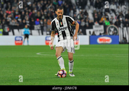 Torino, Italia. Il 6 maggio, 2017. Leonardo Bonucci durante il match di Serie A TIM tra Juventus e Torino FC a Juventus Stadium. Il risultato finale della partita è 1-1. Credito: Fabio Petrosino/Alamy Live News Foto Stock