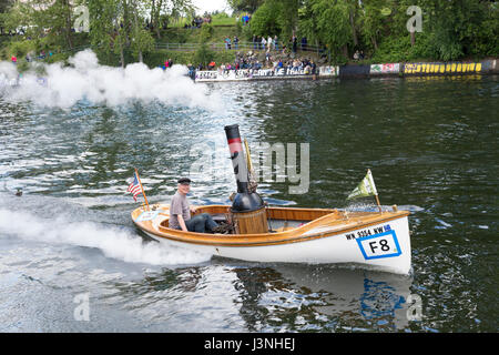 Seattle, Washington, Stati Uniti d'America. Il 6 maggio, 2017. Steamboat attraversa in unione Bay in Seattle yacht Club sfilata di barche durante la giornata di apertura della stagione nautica. Credito: Paolo Gordon/Alamy Live News Foto Stock