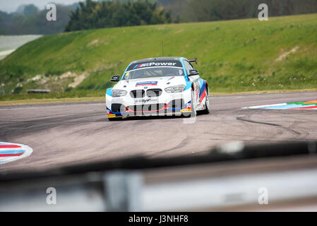 Hampshire, Regno Unito. Il 6 maggio, 2017. Thruxton circuito di gara e centro Motorsport, Andover, Hampshire, Regno Unito. Il 6 maggio 2016. Colin Turkington del team BMW Racing con la sua BMW 125i M Sport qualifica a Dunlop MSA British Touring Car Championship. Tutte le vetture gara di oggi con il #BillyWhizz targhe e livrea a sostegno di Billy monger che ha sofferto di cambiare la vita delle lesioni a Donington Park di un paio di settimane fa durante un F4 (Formula 4) campionato britannico di gara. © sarà Bailey / Alamy Live News Foto Stock