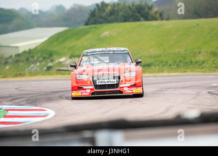 Hampshire, Regno Unito. Il 6 maggio, 2017. Thruxton circuito di gara e centro Motorsport, Andover, Hampshire, Regno Unito. Il 6 maggio 2016. Ant Whorton-Eales del team AmDtuning.com con scarichi Cobra qualifica a Dunlop MSA British Touring Car Championship nella sua Audi S3. Tutte le vetture gara di oggi con il #BillyWhizz targhe e livrea a sostegno di Billy monger che ha sofferto di cambiare la vita delle lesioni a Donington Park di un paio di settimane fa durante un F4 (Formula 4) campionato britannico di gara. © sarà Bailey / Alamy Live News Foto Stock