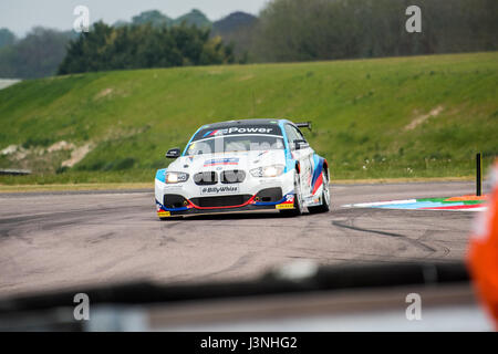 Hampshire, Regno Unito. Il 6 maggio, 2017. Thruxton circuito di gara e centro Motorsport, Andover, Hampshire, Regno Unito. Il 6 maggio 2016. Colin Turkington del team BMW Racing con la sua BMW 125i M Sport qualifica a Dunlop MSA British Touring Car Championship. Tutte le vetture gara di oggi con il #BillyWhizz targhe e livrea a sostegno di Billy monger che ha sofferto di cambiare la vita delle lesioni a Donington Park di un paio di settimane fa durante un F4 (Formula 4) campionato britannico di gara. © sarà Bailey / Alamy Live News Foto Stock