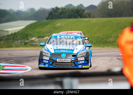 Hampshire, Regno Unito. Il 6 maggio, 2017. Thruxton circuito di gara e centro Motorsport, Andover, Hampshire, Regno Unito. Il 6 maggio 2016. Prove di Qualificazione a Dunlop MSA British Touring Car Championship. Tutte le vetture gara di oggi con il #BillyWhizz targhe e livrea a sostegno di Billy monger che ha sofferto di cambiare la vita delle lesioni a Donington Park di un paio di settimane fa durante un F4 (Formula 4) campionato britannico di gara. © sarà Bailey / Alamy Live News Foto Stock