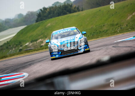 Hampshire, Regno Unito. Il 6 maggio, 2017. Thruxton circuito di gara e centro Motorsport, Andover, Hampshire, Regno Unito. Il 6 maggio 2016. Prove di Qualificazione a Dunlop MSA British Touring Car Championship. Tutte le vetture gara di oggi con il #BillyWhizz targhe e livrea a sostegno di Billy monger che ha sofferto di cambiare la vita delle lesioni a Donington Park di un paio di settimane fa durante un F4 (Formula 4) campionato britannico di gara. © sarà Bailey / Alamy Live News Foto Stock