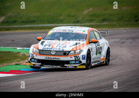 Hampshire, Regno Unito. Il 6 maggio, 2017. Thruxton circuito di gara e centro Motorsport, Andover, Hampshire, Regno Unito. Il 6 maggio 2016. Si brucia di team Autoaid/Assicurazione RCIB Racing con la sua Volkswagen Passat CC qualifica a Dunlop MSA British Touring Car Championship. Tutte le vetture gara di oggi con il #BillyWhizz targhe e livrea a sostegno di Billy monger che ha sofferto di cambiare la vita delle lesioni a Donington Park di un paio di settimane fa durante un F4 (Formula 4) campionato britannico di gara. © sarà Bailey / Alamy Live News Foto Stock