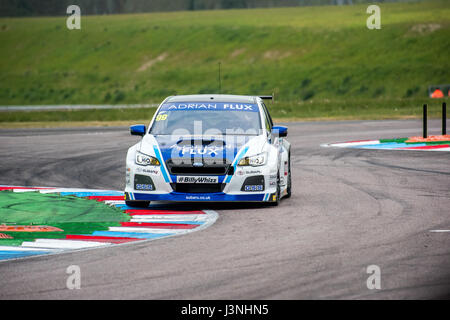 Hampshire, Regno Unito. Il 6 maggio, 2017. Thruxton circuito di gara e centro Motorsport, Andover, Hampshire, Regno Unito. Il 6 maggio 2016. Jason Plato di Adrian Flux Subaru Racing nella sua Subaru Levorg GT qualifica a Dunlop MSA British Touring Car Championship. Tutte le vetture gara di oggi con il #BillyWhizz targhe e livrea a sostegno di Billy monger che ha sofferto di cambiare la vita delle lesioni a Donington Park di un paio di settimane fa durante un F4 (Formula 4) campionato britannico di gara. © sarà Bailey / Alamy Live News Foto Stock