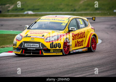 Hampshire, Regno Unito. Il 6 maggio, 2017. Thruxton circuito di gara e centro Motorsport, Andover, Hampshire, Regno Unito. Il 6 maggio 2016. Martin Depper di Team Shredded frumento Racing con Duo nella sua Ford Focus RS qualifica a Dunlop MSA British Touring Car Championship. Tutte le vetture gara di oggi con il #BillyWhizz targhe e livrea a sostegno di Billy monger che ha sofferto di cambiare la vita delle lesioni a Donington Park di un paio di settimane fa durante un F4 (Formula 4) campionato britannico di gara. © sarà Bailey / Alamy Live News Foto Stock