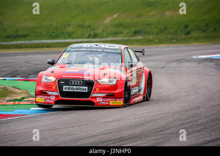 Hampshire, Regno Unito. Il 6 maggio, 2017. Thruxton circuito di gara e centro Motorsport, Andover, Hampshire, Regno Unito. Il 6 maggio 2016. Ant Whorton-Eales del team AmDtuning.com con scarichi Cobra qualifica a Dunlop MSA British Touring Car Championship nella sua Audi S3. Tutte le vetture gara di oggi con il #BillyWhizz targhe e livrea a sostegno di Billy monger che ha sofferto di cambiare la vita delle lesioni a Donington Park di un paio di settimane fa durante un F4 (Formula 4) campionato britannico di gara. © sarà Bailey / Alamy Live News Foto Stock