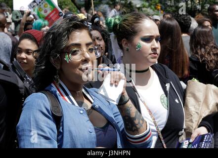 Union Square di New York, Stati Uniti, 06 maggio 2017 - centinaia di persone hanno partecipato sulla relazione annuale di NYC Cannabis Parade & Rally a sostegno della legalizzazione dell'erba per attività ricreative e di uso medico di oggi a New York City. Foto: Luiz Rampelotto/EuropaNewswire | Utilizzo di tutto il mondo Foto Stock